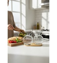 Bambu Standlı Cam Yağlık Seti 2’li – 500 ml Zeytinyağı & Ayçiçek Yağı Şişesi Akıtmaz(Gümüş)
