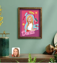Bk Gift Kişiye Özel Barbie Karikatürlü Portre Doğal Masif Ahşap Çerçeveli Tablo 30x40cm-4, Barbie Filmi, Barbie Hediyelik Eşya, Arkadaşa Hediye