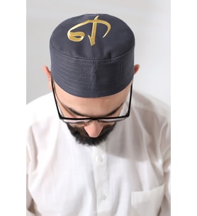 Gri Kapitone Elif Vav Nakışlı Kalıp Namaz Takkesi