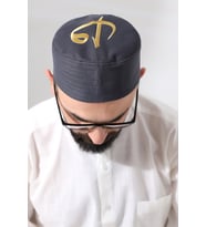 Gri Kapitone Elif Vav Nakışlı Kalıp Namaz Takkesi