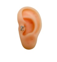 ÇELİK ARKADAN VİDALI KURDELA TRAGUS-HELIX PIERCING 6 MM GÜMÜŞ RENK ACR2297