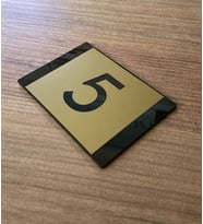 Yönline Minimal Gold Tasarım Daire Numarası