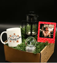 Kişiye Özel Kırmızı İnstagram Çerçeve& Siyah French Press& Merry Christmas Baskılı Kupa& 3D Geyik Temalı Işıklı Cam Küre Hediye Seti