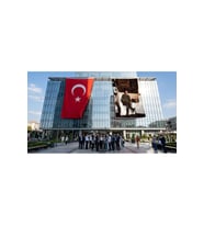 Atatürk Odasında Çalışırken Bayrak ve Türk Bayrağı Premium Raşel Kumaş 2'li Set 10x15 metre ATA57