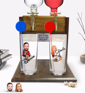 BK Gift Kişiye Özel Renkli Baskılı Erkek ve Kadın Karikatürlü İkili Vodka Bardağı ve Çift Musluklu Doğal Ahşap Vodka Standı-7 (Model 1)