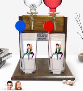 BK Gift Kişiye Özel Renkli Baskılı Sevgililer Karikatürlü İkili Vodka Bardağı ve Çift Musluklu Doğal Ahşap Vodka Standı-35 (Model 1)