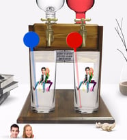 BK Gift Kişiye Özel Renkli Baskılı Sevgililer Karikatürlü İkili Vodka Bardağı ve Çift Musluklu Doğal Ahşap Vodka Standı-35 (Model 1)