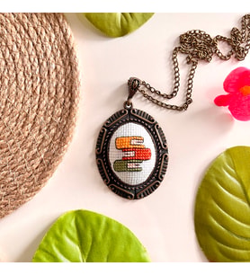 Seretamin Handmade Kitaplı Kanaviçe Nakışlı Etamin Kolye (Antik Sarı Altın)