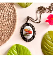 Seretamin Handmade Kitaplı Kanaviçe Nakışlı Etamin Kolye (Antik Sarı Altın)