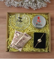 BK Gift Kişiye Özel İsimli Cam Kahve Fincanı & Türk Kahvesi & Papatya Bileklik & Gümüş Metal Kutuda Kokulu Mum Hediye Seti-2, Anneye Hediye, Anneler Günü Hediyeleri