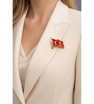 Türk Bayrağı Figürlü Metal Broş – Kırmızı Gold Detaylı Tasarım
