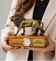 Kişiye Özel İsim Yazılı Saatli Gold Aslan Heykeli Doğal Ahşap Kaideli Dekoratif Masa Saati Erkek Hediyesi