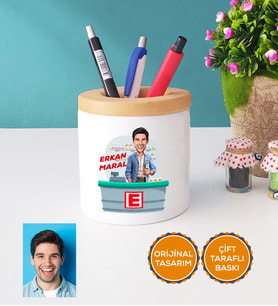 Kişiye Özel Karikatürlü Eczacı Kalemlik Erkek Ezacıya Tıp Bayramı Hediyesi (Beyaz)