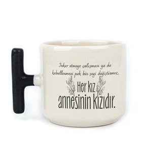 Her Kız Annesinin Kızıdır Baskılı Siyah Kulplu T Kupa