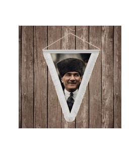 Gülümseyen Mustafa Kemal Atatürk Portresi Beyaz Saçaklı Üçgen Flama Bayrak Hatıra Flama ATA65
