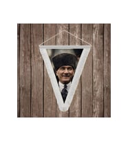 Gülümseyen Mustafa Kemal Atatürk Portresi Beyaz Saçaklı Üçgen Flama Bayrak Hatıra Flama ATA65