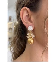 TASARIM MAT GOLD TOP AKRİLİK GÜL SALLANTILI KÜPE