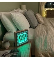 Dekoratif LED Işıklı Gece Lambası – Kalpli Tasarım (Yeşil-Lila)