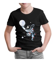 Astronaut Playing Basketball with the Moon Siyah Çocuk Tshirt
