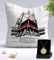 BK Gift Kişiye Özel Kabe Temalı Yastık ve Kabartmalı Gold Ayetel Kürsi Kolye Hediye Seti