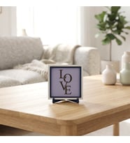 “LOVE” Yazılı Dekoratif Obje, Sevdiklerinize Sunabileceğiniz Anlamlı ve Şık Standlı Masaüstü Hediyesi 10x10 cm
