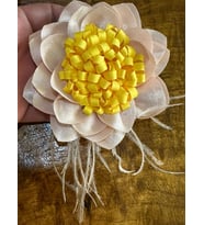 11X11 CM SARI TOMURCUK PUDRA PEMBE ÇİÇEK BROŞ YAKA İĞNESİ