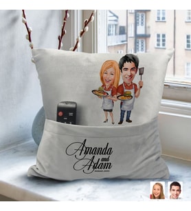 BK Gift Kişiye Özel Sevgililer Karikatür Tasarımlı Organizer Kumanda ve Atıştırmalık Cepli Gri Kırlent Yastık-57 Arkadaşa Hediye, Cepli Yastık
