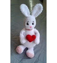 8 Mart Kadınlar Günü Özel Amigurumi Kalpli Tavşan