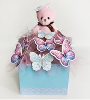 Ahşap Kare Kutuda Led Işıklı Pembe-Mavi Kelebekler ve Sevimli Pembe Peluş Ayıcık  Dekoratif Tasarım Kelebek Buketi (Pembe-Turkuaz)