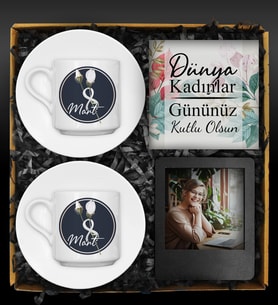 Dünya Kadınlar Gününe Özel İkili Fincan & Kişiye Özel Fotoğraf Çerçevesi & Özel Tasarım Kart Hediye Seti