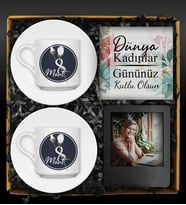 Dünya Kadınlar Gününe Özel İkili Fincan & Kişiye Özel Fotoğraf Çerçevesi & Özel Tasarım Kart Hediye Seti