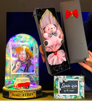 Size Özel Fotoğraflı İsimli Renkli Led Işıklı Fanus ve Kutusunda Pembe Ayıcık Buketi (Model 2)