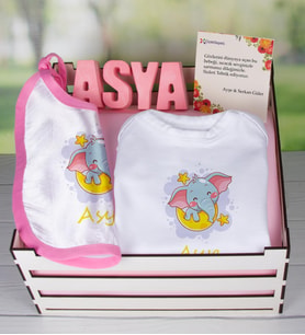 eJOYA Ahşap Sandıkta Kişiye Özel Zıbın Önlük Ve Taş İsimlik Bebek Hediye Seti 109462 (Pembe)