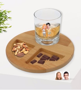 BK Gift Kişiye Özel Sevgililer Karikatürlü Viski Bardağı ve Doğal Masif Ahşap Yuvarlak Sunum Tabağı Çerezlik Hediye Seti-98