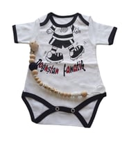 Hoşgeldin Bebek, Yenidoğan Unisex Bebek, Siyah Beyaz Fanatik Taraftar Badi ve İsimli Emzik Askısı Hediye Seti