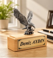 Kişiye Özel İsimli Gri Kartal Heykeli – Doğal Ahşap Kaideli