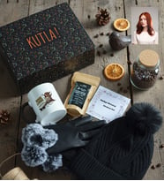 Kişiye Özel Karikatürlü Book Lover Hediye Kutusu - Kişiye Özel Kupa Standart, Filtre Kahve, Eldiven, Bere Doğum Günü Hediyesi