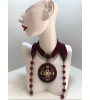 Kanaviçe işlemeli Fular Kolye (Bordo-Bordo)