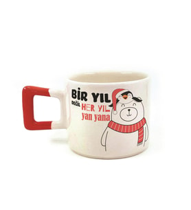 Bir Yıl Değil Her Yıl Yan Yana Penguen Baskılı Kırmızı Kulplu Kare Yılbaşı Kupası
