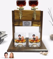 BK Gift Kişiye Özel Renkli Baskılı Sevgililer Karikatürlü İkili Viski Bardağı ve Çift Musluklu Doğal Ahşap Viski Standı-12 (Model 1)