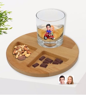 BK Gift Kişiye Özel Sevgililer Karikatürlü Viski Bardağı ve Doğal Masif Ahşap Yuvarlak Sunum Tabağı Çerezlik Hediye Seti-10