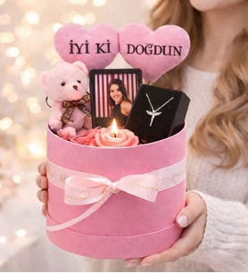 Kişiye Özel İyi ki Doğdun Tasarımlı Fotoğraflı,Pembe Mum,Melek Kolye Ve Peluş Ayıcık Buketi