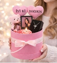 Kişiye Özel İyi ki Doğdun Tasarımlı Fotoğraflı,Pembe Mum,Melek Kolye Ve Peluş Ayıcık Buketi