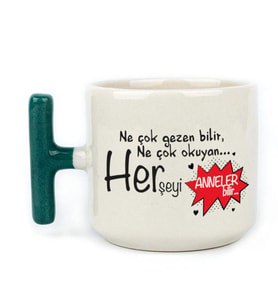 Ne Çok Gezen Bilir Ne Çok Okuyan Baskılı Yeşil Kulplu T Kupa