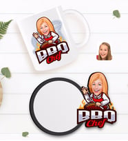 BK Gift Kişiye Özel Kadın Barbekü Chef Karikatürlü Beyaz Kupa ve Ahşap Bardak Altlığı Hediye Seti-1