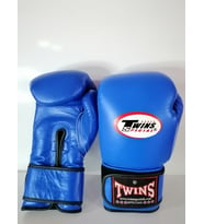 Twins marka Deri Boks Eldiveni Mavi renk cırtlı model Orjinal Dana derisidir İTHAL ÜRÜNDÜR profesyonel sporcular için uygundur. 10-12-14 16 OZ büyüklükte İstediğiniz Bedeni msj ile bildiriniz