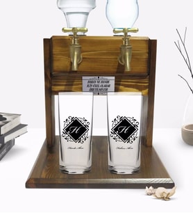 BK Gift Kişiye Özel Renkli Baskılı Baş Harf İsim Tasarımlı İkili Rakı Bardağı ve Çift Musluklu Doğal Ahşap Rakı Standı-10 (Model 1)