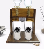 BK Gift Kişiye Özel Renkli Baskılı Baş Harf İsim Tasarımlı İkili Rakı Bardağı ve Çift Musluklu Doğal Ahşap Rakı Standı-10 (Model 1)