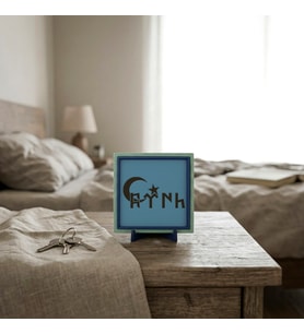 Minimalist Hilal ve Göktürkçe TÜRK Tasarım Obje, Modern Dekorasyonun Estetik ve Köklü İmzası 10x10cm