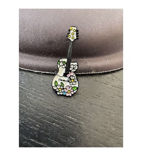 Desenli Çiçekli Gitar Beyaz Rozet Müzisyen Hediye (Çok Renkli)